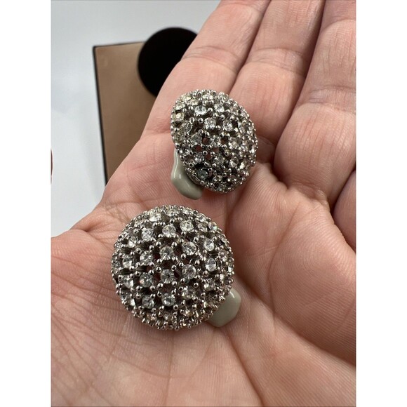 Vintage Ciner Signed Dome Cluster Rhinestone W/ Intricate Metalwork Clip Earring - Picture 6 of 7